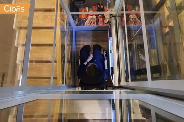 wheelchair lift02 ลิฟท์ผู้พิการของ Cibes Lift จะทำให้คนพิการที่มีข้อจำกัดในการเคลื่อนไหวสามารถไปทุกที่ในบ้านและอาคาร