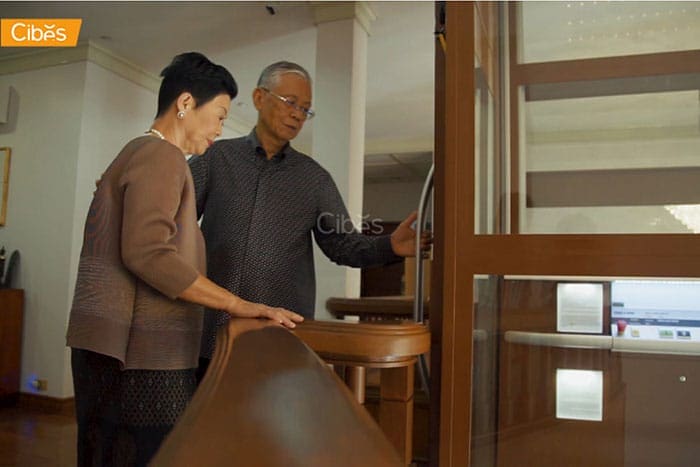 elderly lift dr osot and dr anong is going to enter the lift ลิฟท์สำหรับผู้สูงอายุ