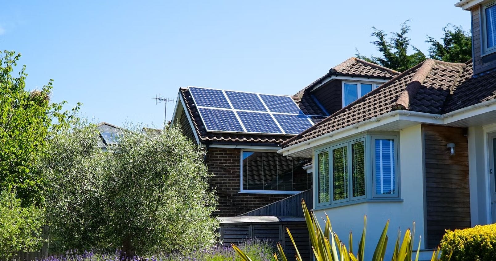 solar for home energy หลังคาบ้านโซล่าเซลล์ (Solar Cell) ที่ช่วยทั้งประหยัดพลังงานและประหยัดค่าไฟ เป็นไปตามแนวทางของเทรนด์รักษ์โลก