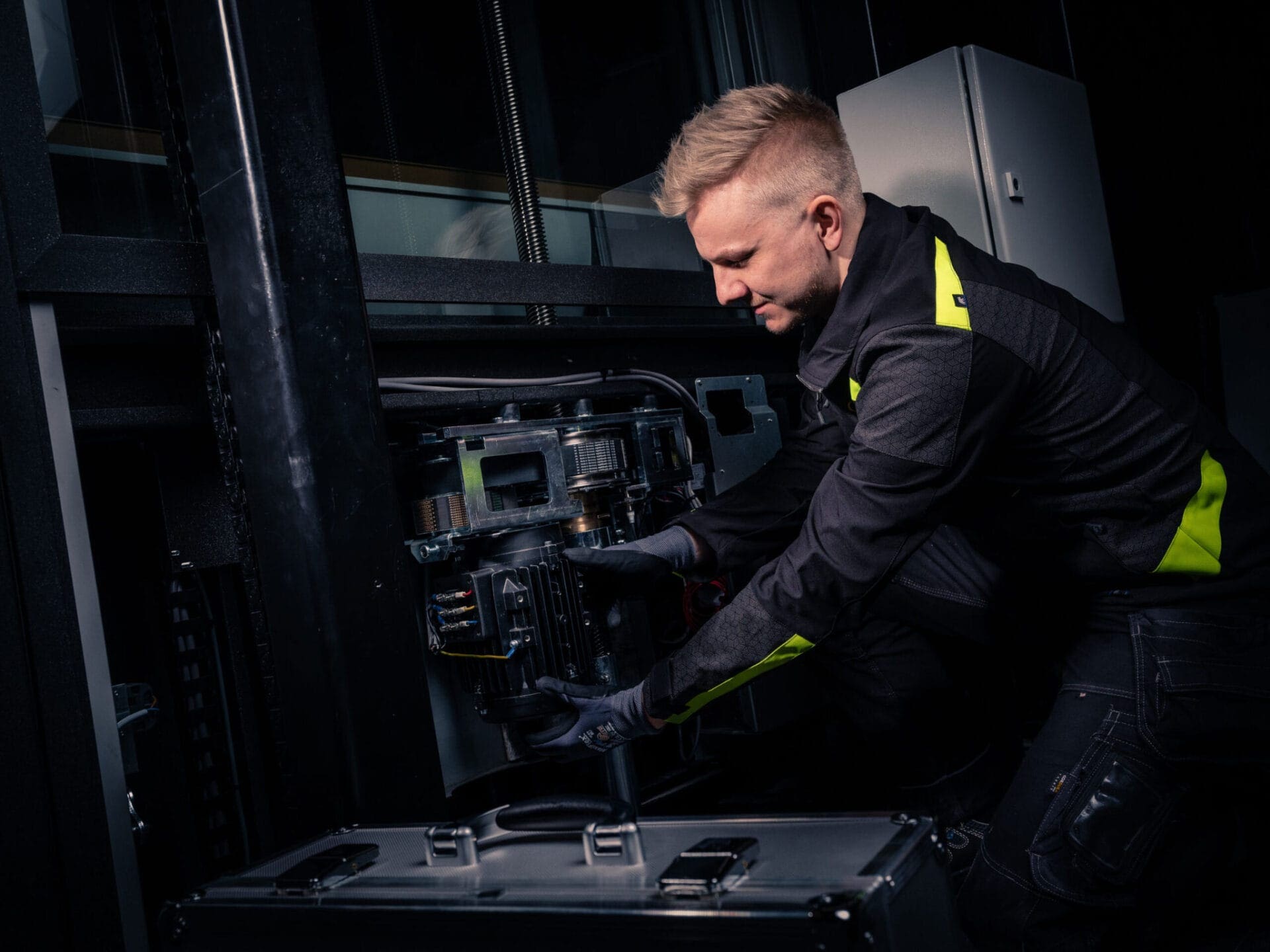 lift maintenance costs 04 ทีมช่างเทคนิคของ Cibes ได้รับการฝึกอบรมตามมาตรฐานของสหภาพยุโรป