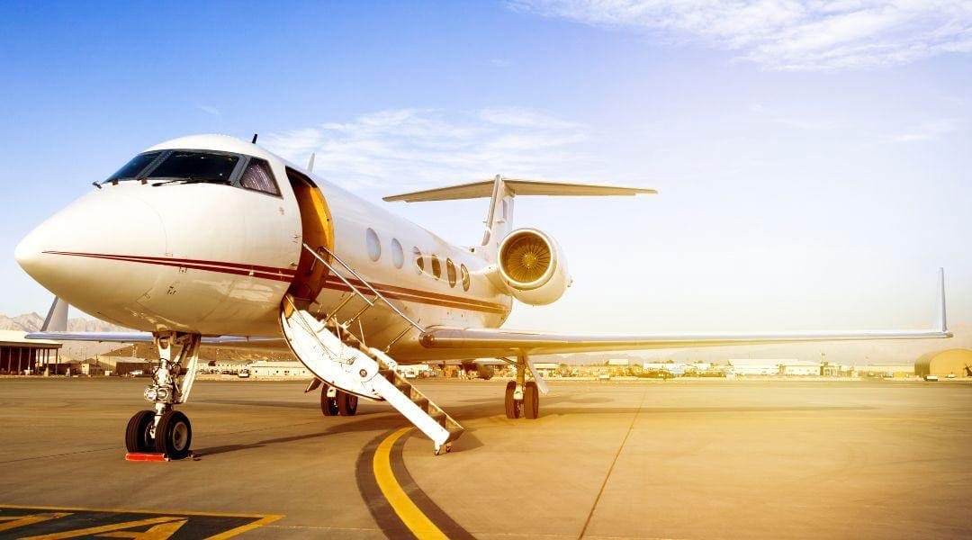 luxury lifestyle activity hobby private jet การเดินทางด้วยเครื่องบินส่วนตัว