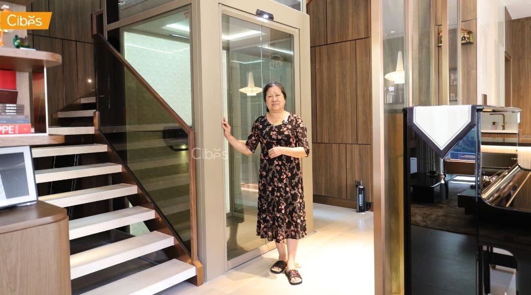 bangkok luxury villa home elevator 02.jpg เจ้าของบ้านสูงวัยใช้ลิฟต์บ้านเพื่อการเข้าถึงทุกชั้นอย่างปลอดภัย
