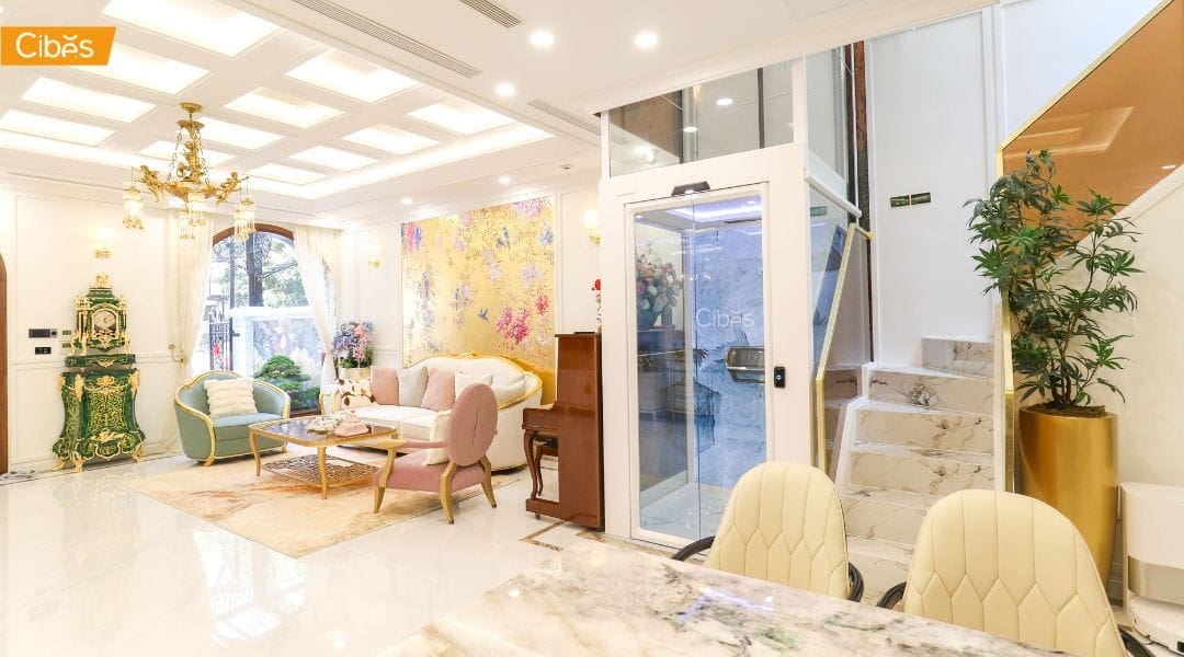 luxury home thailand cibes lift 01.jpg ห้องนั่งเล่นสไตล์สแกนดิเนเวียนกับลิฟต์บ้านกระจกสำหรับผู้สูงอายุ